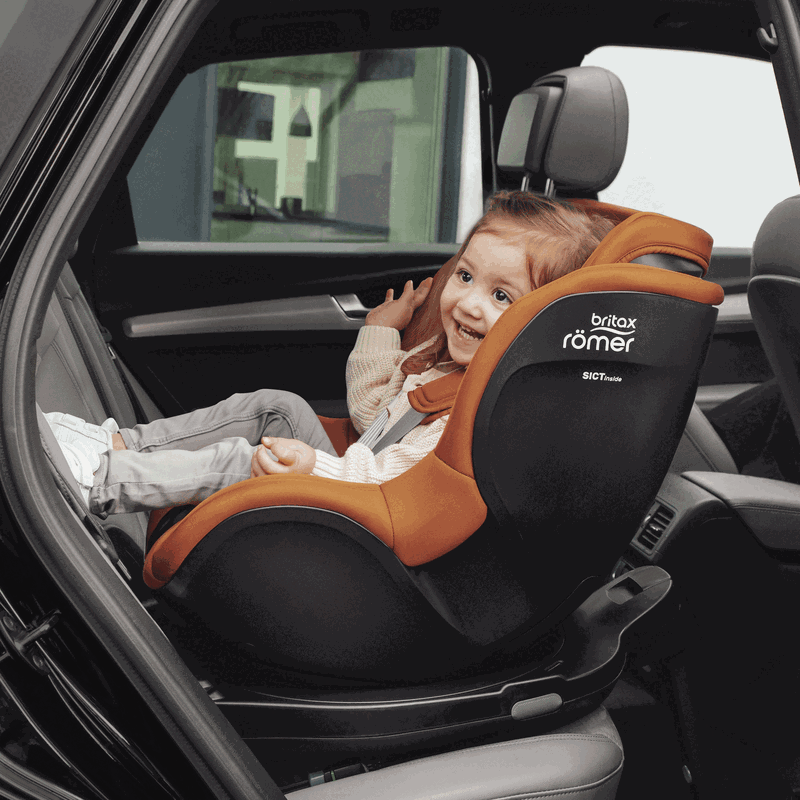 Ребёнок в автокресле Britax Römer DUALFIX PRO M в двух положениях наклона
